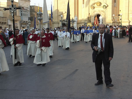 B4 Procession in Victory Square