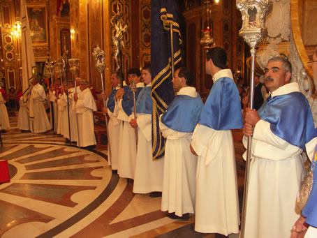 H4 The Confraternities in front of the High Altar