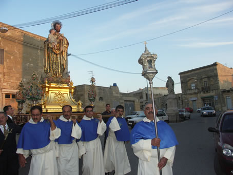 E4 Passing by statue of St Anthony the Abbot