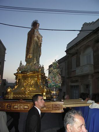 F7 Statue arrives in triq il-Knisja