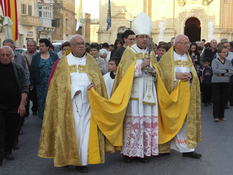 D3 Archpriest with the reliquary of the Saint