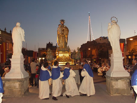 G8 Arriving on the parvis