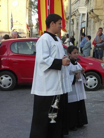 C3 Incense precedes the procession