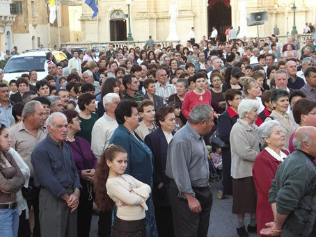 D4 Faithful follow procession