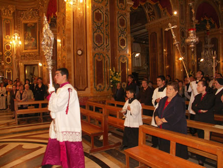 B3 Procession to the altar