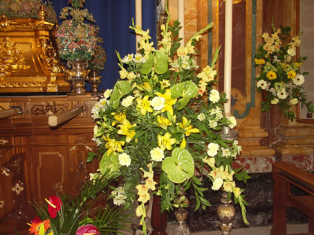 I4 Flower arrangements in front of statue