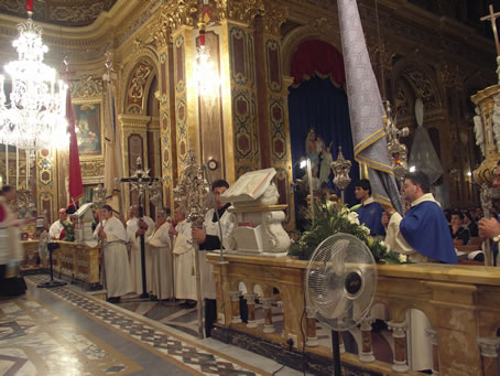 M2 Confraternity members lining the presbytery