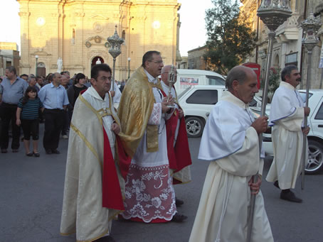 F8 Mgr Cardona with the relic