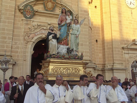 E7 Statue on Parvis