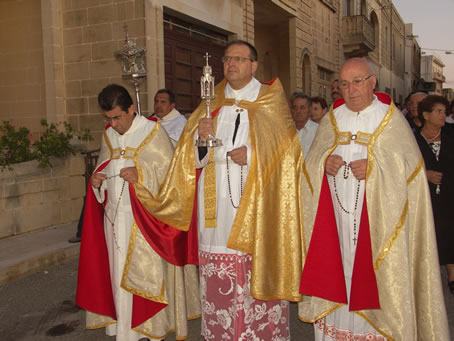 J8 Mgr Cardona with relic