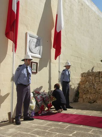 C5 Dame Marianne Zammit places the School wreath