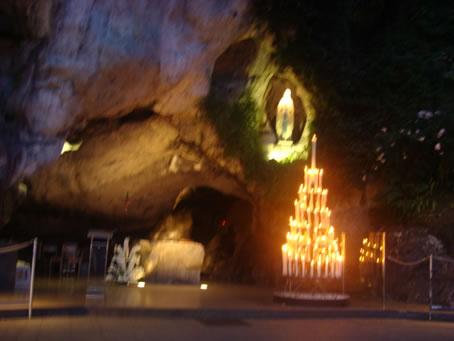 E3 Inside the Grotta at night