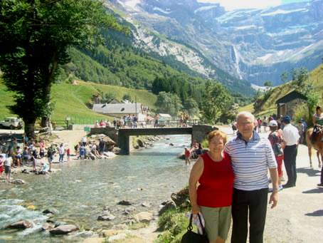 D8 Monty and Jean Sultana near the river