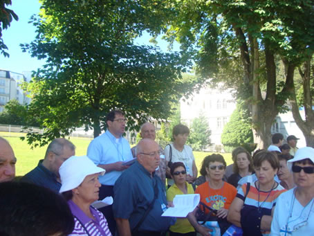 C4 Praying under the shade of trees