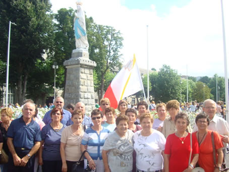 D5 Xaghra Pilgrims with the Maltese flag