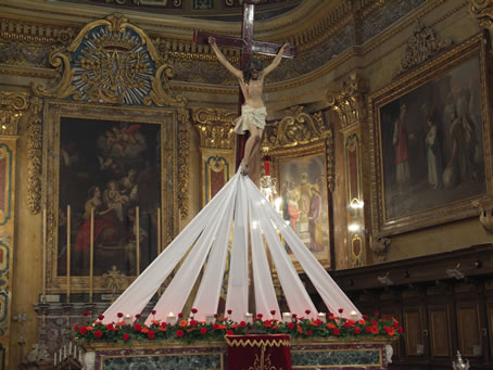 B1 Rays from Crucifix come down over the High Altar