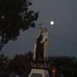 E5 The silvery moon follows the statue