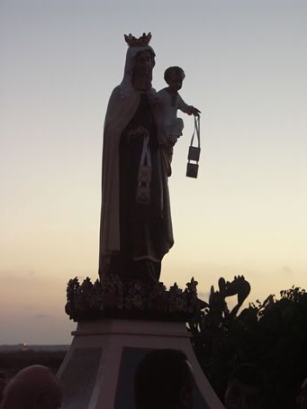 G6 Sunset behind statue