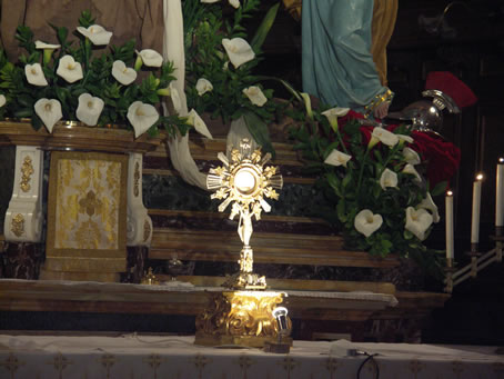 E1 The Holy Host in the Monstrance