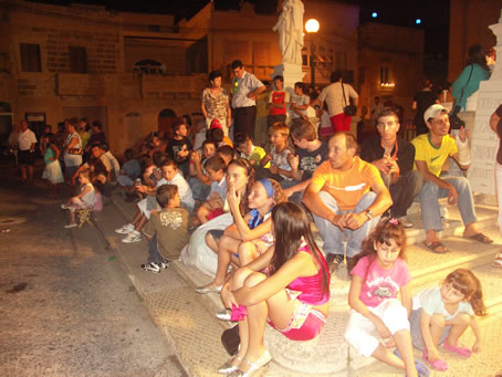 B7 Spectators sit on Parvis stairs