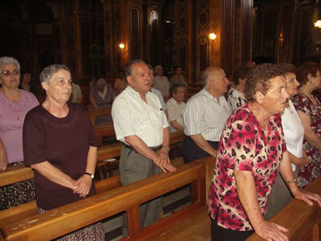 B5 Singing at Mass end