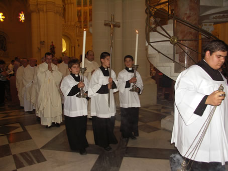 A2 Procesion enters the Basilica