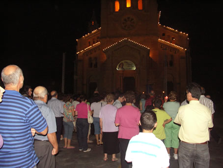 F6 arriving in front of the Sanctuary