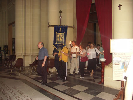 G3 Pilgrims entering the Basilica