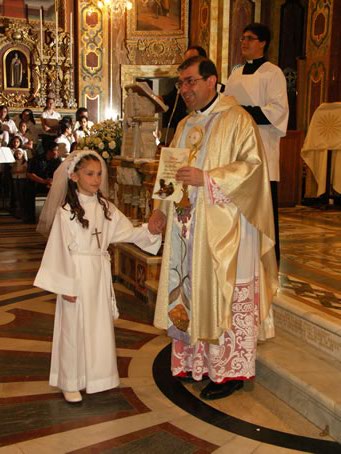 K4 Archpriest hands certificate of the occasion