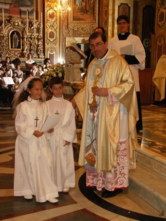 K5 Archpriest hands certificate of the occasion