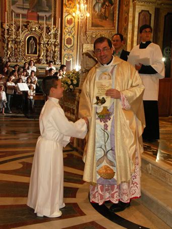 K6 Archpriest hands certificate of the occasion