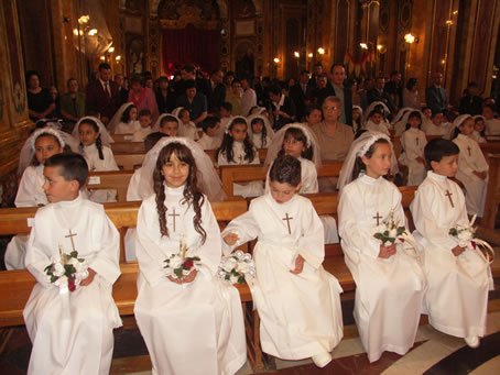 B3 Children in front pews - parents behind