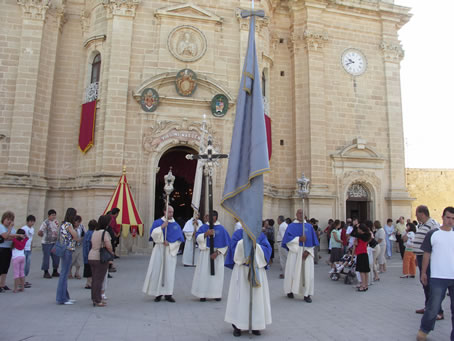 C6 Confraternities lead the procession