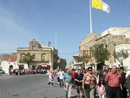 D9 Faithful in  procession