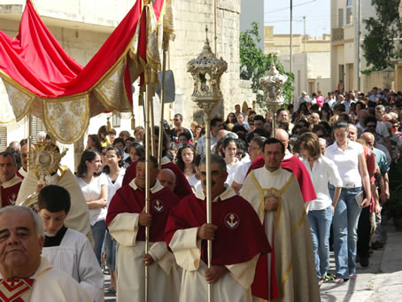 F5 The faithful walk in procession