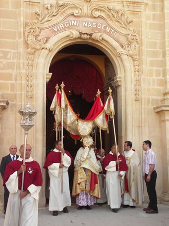 D3 Blessed Sacrament in Basilica doorway