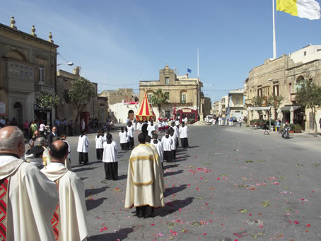 D5 Procession crosses the Square