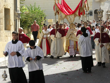 E6 Altar boy incensing the Holy Eucharist