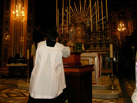 F2 The organist kisses the relic