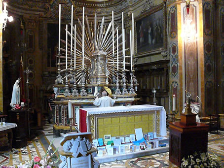 B2 The High Altar with cards and the relic