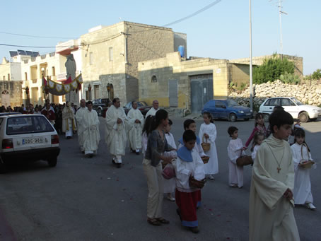 C7 General view of procession