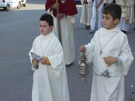 B4 Young altar boys with incense in front of Blessed Sacrament