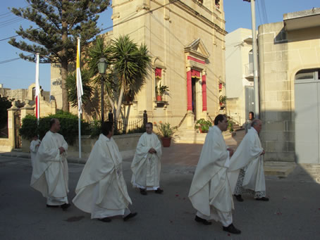 D2 The clergy walks in procession