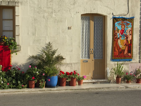 D9 Image of the last supper hangs on a house facade