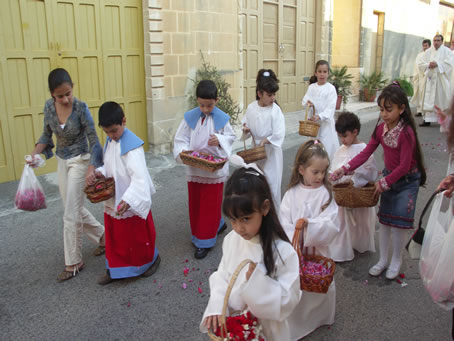 B7 Showering petals in front of the Blessed Sacrament