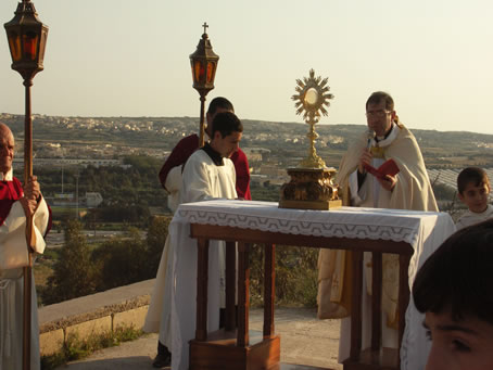 F3 The Holy Eucharist placed on the altar