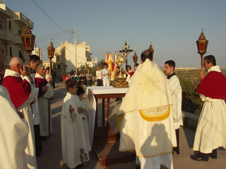 F5 The faithful in front of the altar