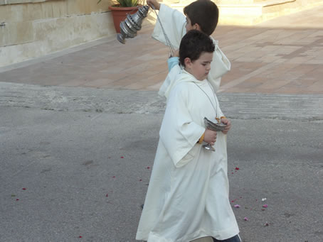 D3 Incensing the Blessed Sacrament while in procession