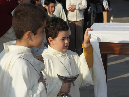 G2 Young altar boy holds the incense container