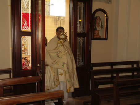 H6 Archpriest enetrd the Church